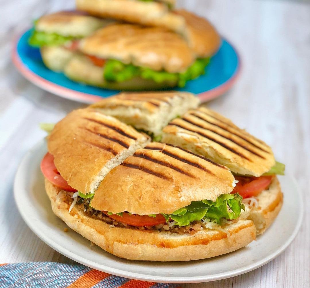  pain brioché grillé, renfermant une abondante garniture de viande juteuse, de fromage fondu et de légumes croquants. Chez Carib'licious, nous vous proposons des Agoulous.  L'Agoulou est un véritable festin, offrant une explosion de saveurs à chaque bouchée.