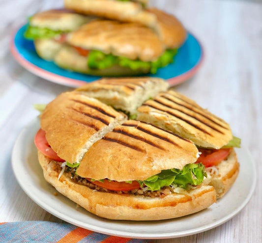  pain brioché grillé, renfermant une abondante garniture de viande juteuse, de fromage fondu et de légumes croquants. Chez Carib'licious, nous vous proposons des Agoulous.  L'Agoulou est un véritable festin, offrant une explosion de saveurs à chaque bouchée.